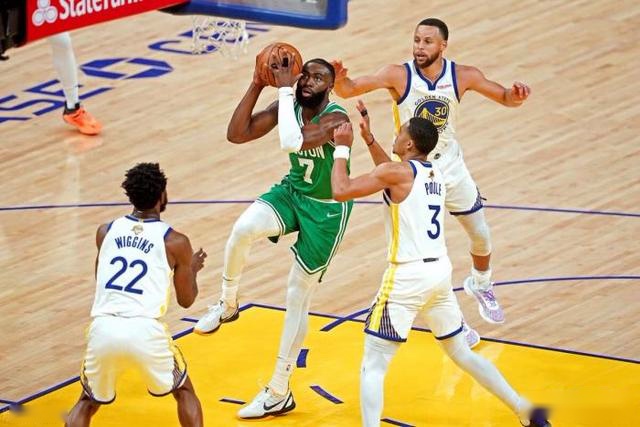 意甲-莱奥双响迪亚斯破门 AC米兰4-0那不勒斯